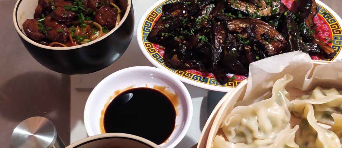 Nouilles sautées à la citronnelle, aubergines sauce soja, raviolis crevette et bouchées au poulet