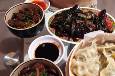 Nouilles sautées à la citronnelle, aubergines sauce soja, raviolis crevette et bouchées au poulet