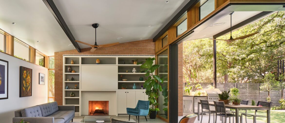 Tall living space with clerestory windows opening up to the patio and garden, Austin, Texas [2560x1920]