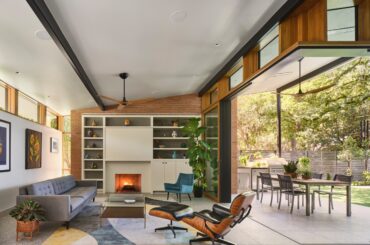 Tall living space with clerestory windows opening up to the patio and garden, Austin, Texas [2560x1920]