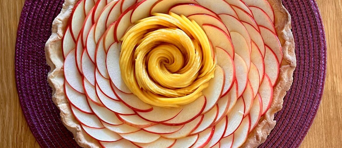 Tarte aux mangues et pommes, à la crème pâtissière 🥭🍎