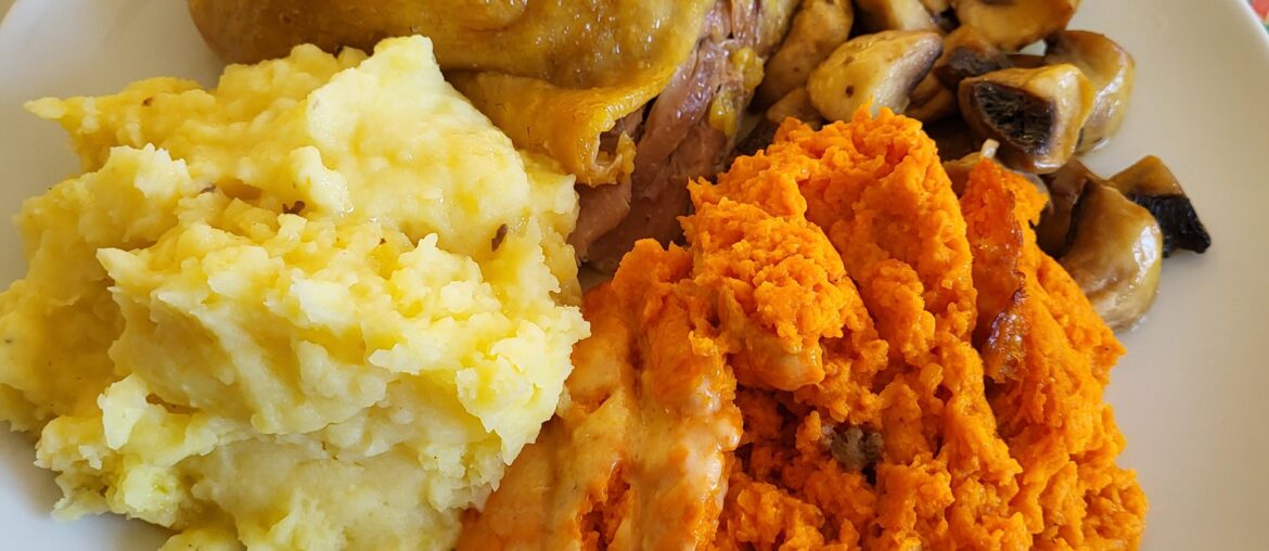 Purées de pommes de terre et carottes, champignons de Paris cuits au jus et cuisse de pintade