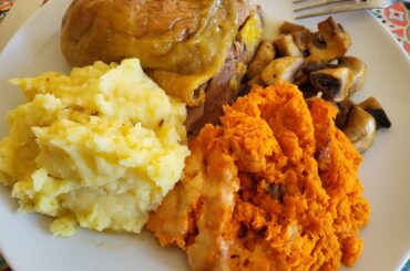 Purées de pommes de terre et carottes, champignons de Paris cuits au jus et cuisse de pintade