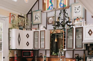 Check out this charming kitchen from the Airbnb I visited last week. Had to share!