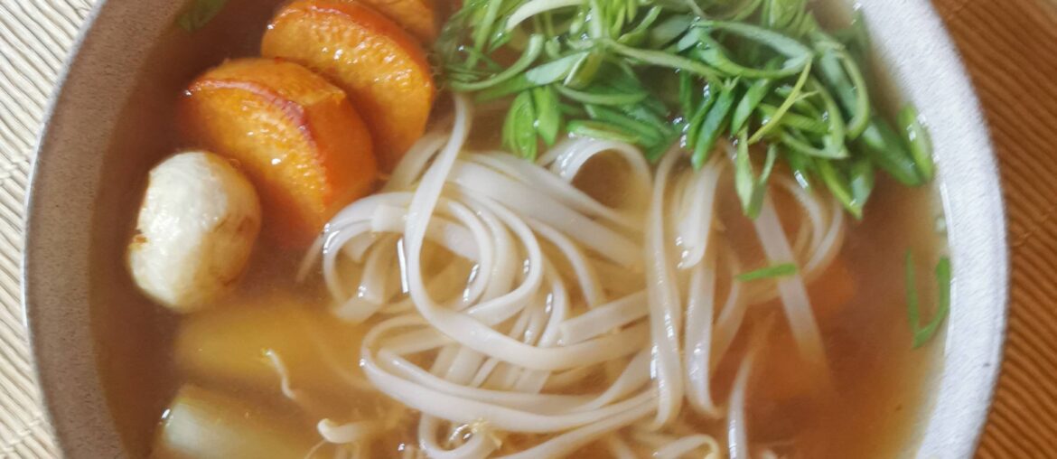 Nouilles de riz avec un bouillon patates douces, poireaux, navets