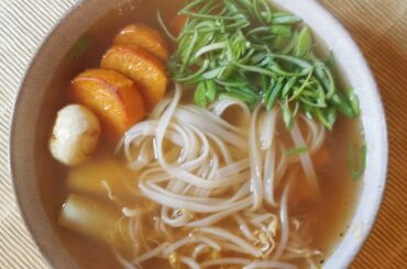 Nouilles de riz avec un bouillon patates douces, poireaux, navets