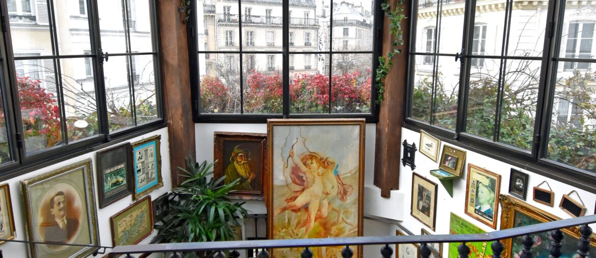 Inside a restaurant in Paris [4000x6000]