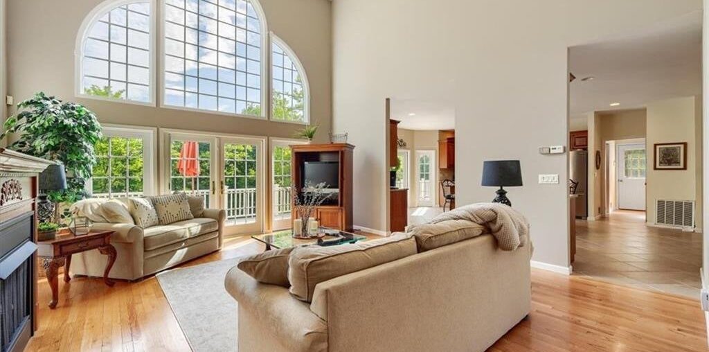 Gorgeous high ceilings w/ unique window design. You can see the stars through the upper windows at night. Hudson Valley, NY. [1024x680]