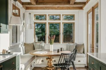 Light-filled dining area [1770X1401]