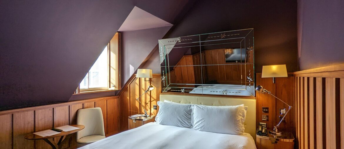 Room in the Great Northern Hotel, London [4032x2034]