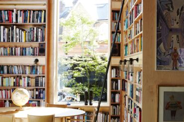 Double height library space extension added to a Victorian house in East Dulwich, South East London, UK [3604x5328]