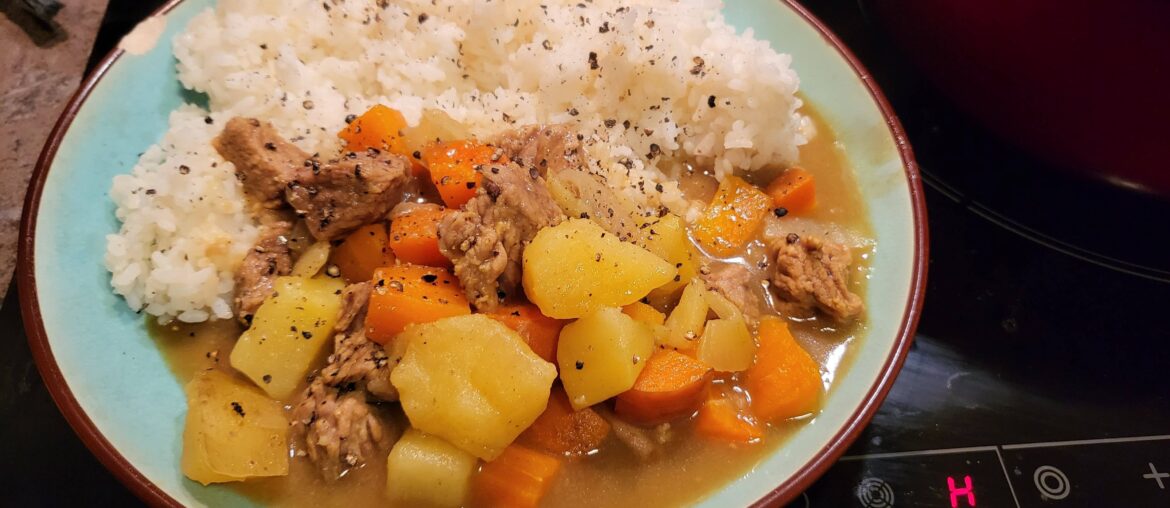 Hier, j'ai essayé pour la première fois la recette de curry japonais et riz, カレーライス