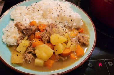 Hier, j'ai essayé pour la première fois la recette de curry japonais et riz, カレーライス