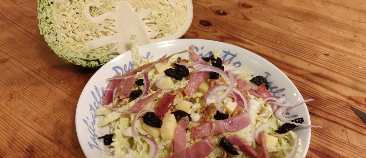 Chiffonnade de chou frisé au cantal, noix et jambon cru