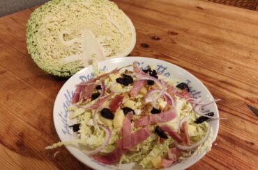 Chiffonnade de chou frisé au cantal, noix et jambon cru