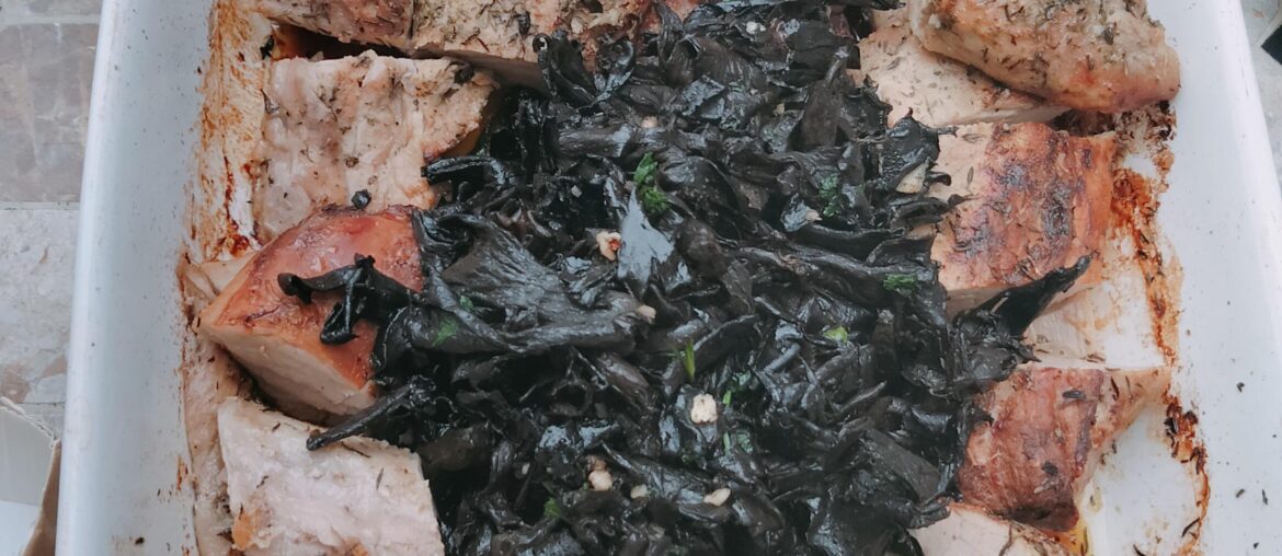 Filets mignons aux thym et son lit de trompettes de la mort, ail et persil