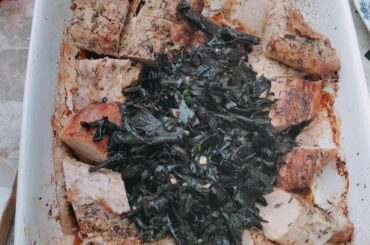 Filets mignons aux thym et son lit de trompettes de la mort, ail et persil