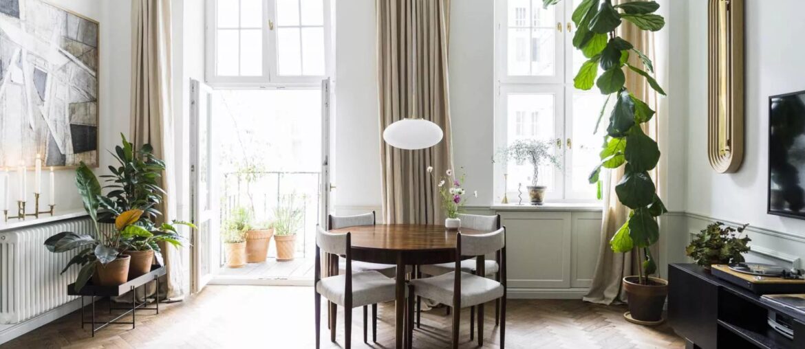 Apartment in historic house located in Warsaw, Poland. [1600x1066]