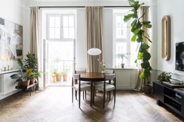 Apartment in historic house located in Warsaw, Poland. [1600x1066]