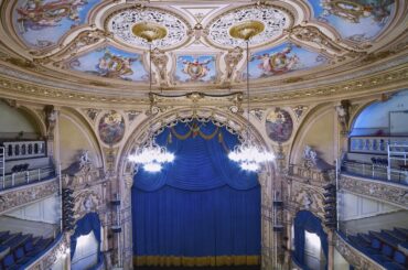 The Grand Theatre Blackpool in England [2500x1777]