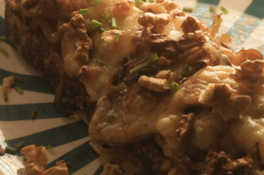 Tartine gratinée à la compotée d'oignons, poêlée de champignons, comté et noix