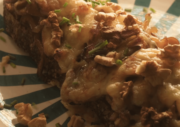 Tartine gratinée à la compotée d'oignons, poêlée de champignons, comté et noix