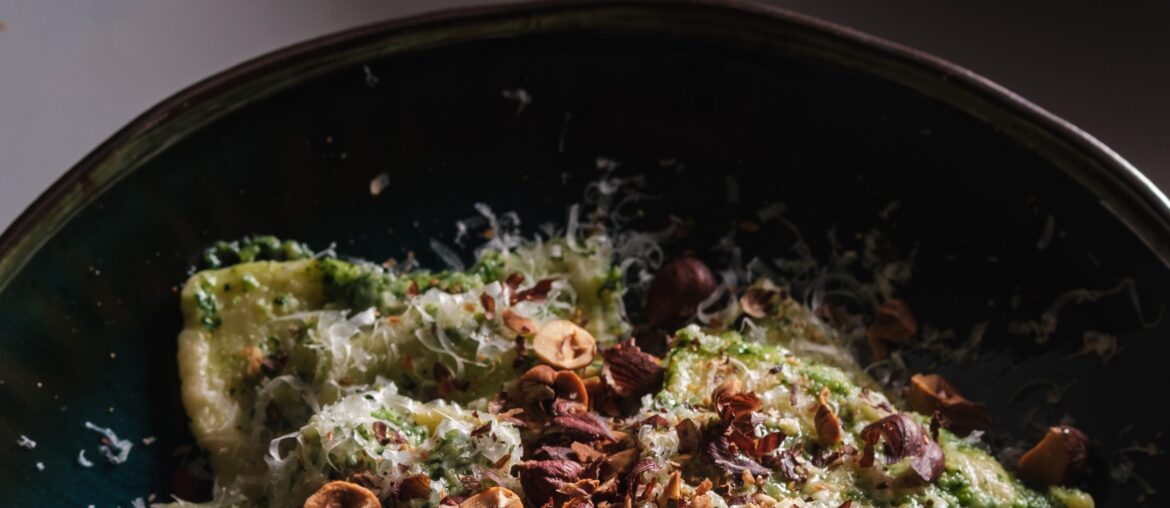 Ravioli farcis à la ricotta, épinards et scarmozza fumée accompagné d'un pesto de cresson et noisettes concassées