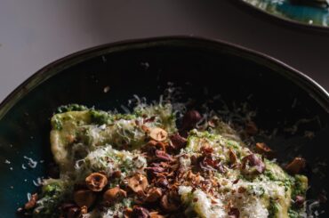 Ravioli farcis à la ricotta, épinards et scarmozza fumée accompagné d'un pesto de cresson et noisettes concassées