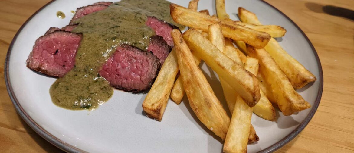 Steak et frites, sauce entrecôte (très proche du relais de l'entrecôte)