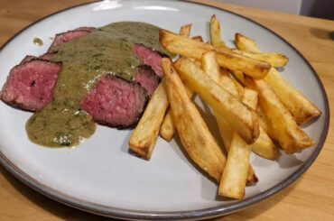 Steak et frites, sauce entrecôte (très proche du relais de l'entrecôte)