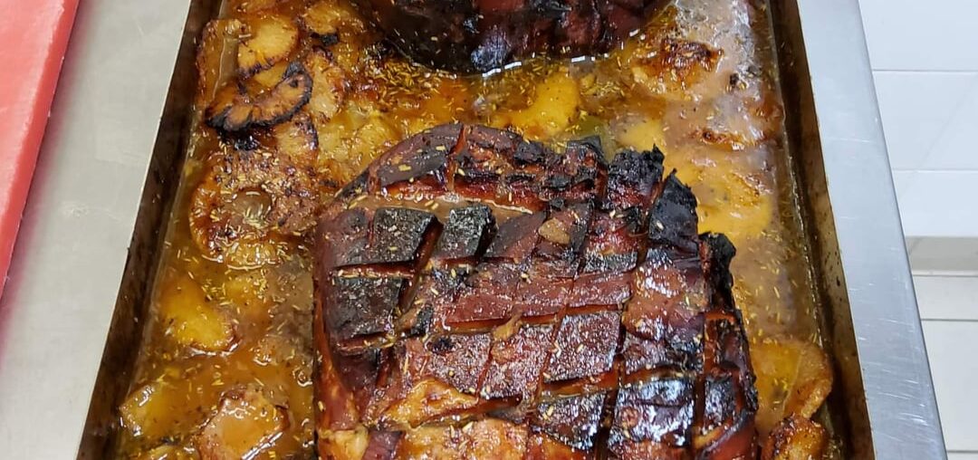 Jambon grillé à l'ananas. Cuit au début dans un bouillon de porc avec des herbes, ensuite caramélisé et pour finir au four.