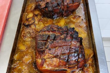 Jambon grillé à l'ananas. Cuit au début dans un bouillon de porc avec des herbes, ensuite caramélisé et pour finir au four.