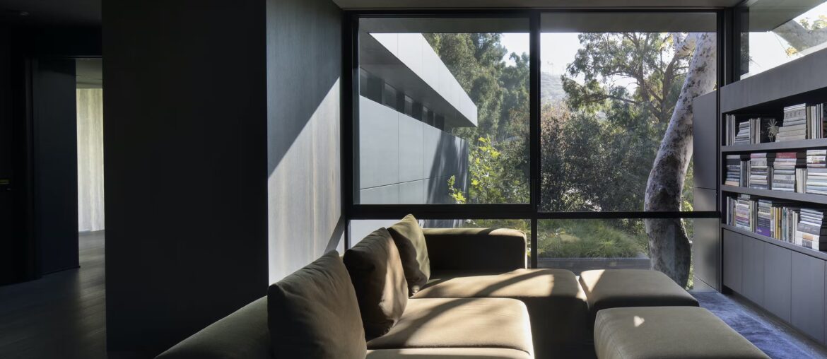 Upper-story den area in a Los Angeles house by Marmol Radziner [3000 x 2000]