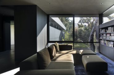 Upper-story den area in a Los Angeles house by Marmol Radziner [3000 x 2000]