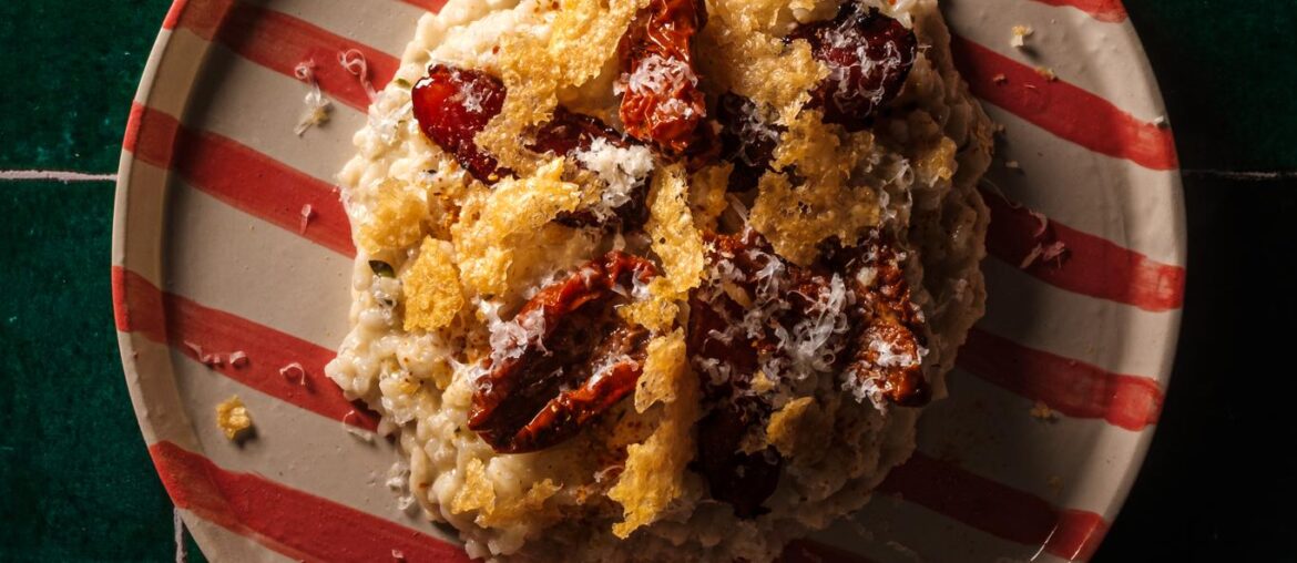 Risotto à l'Ossau-Iraty, magret de canard laqué au miel, tomates séchées et tuile de parmesan