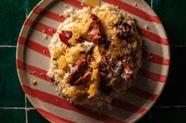 Risotto à l'Ossau-Iraty, magret de canard laqué au miel, tomates séchées et tuile de parmesan