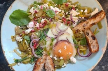 Moche mais bon : poireaux au citron confit, feta et grenade