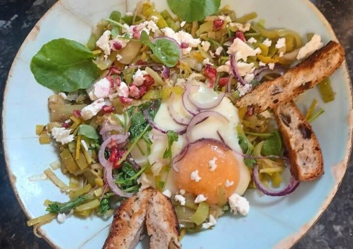 Moche mais bon : poireaux au citron confit, feta et grenade