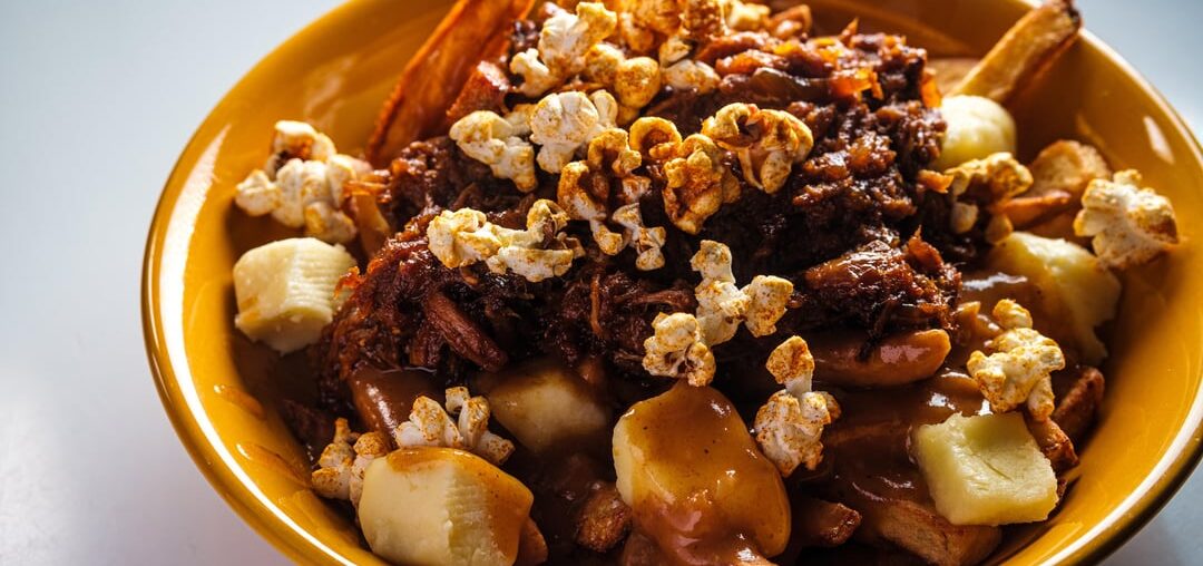 Poutine au pulled pork au sirop d'érable & popcorn au paprika fumé