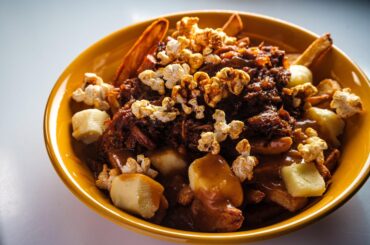 Poutine au pulled pork au sirop d'érable & popcorn au paprika fumé