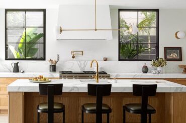 Chic Modern Kitchens That Still Feel Warm and Inviting