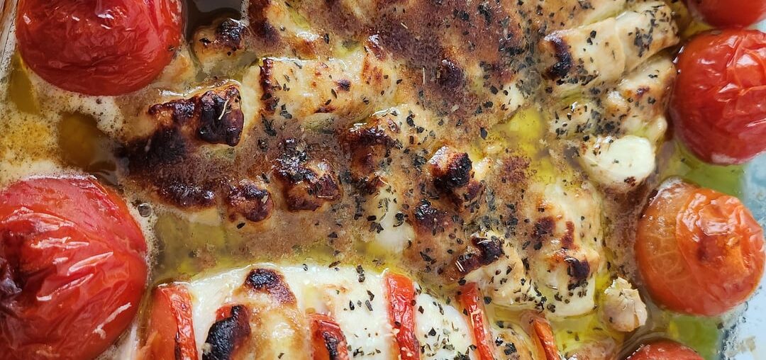 Filets de poulet au parmesan en 2 façons : carrelés et entrecoupés de tomate, écrasé de pommes de terre