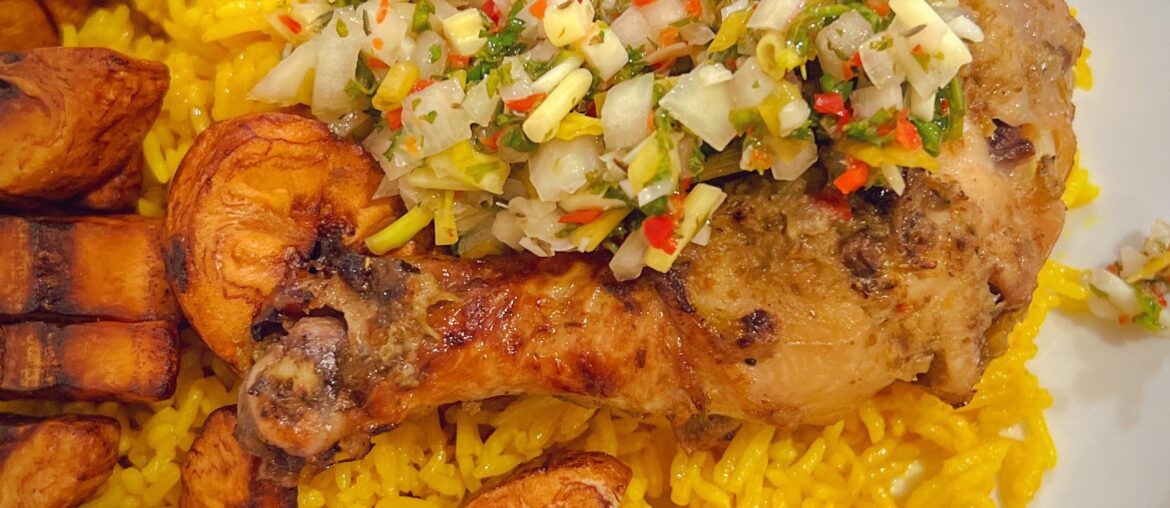Poulet braisé, sauce chien, riz au curcuma et plantains frits.