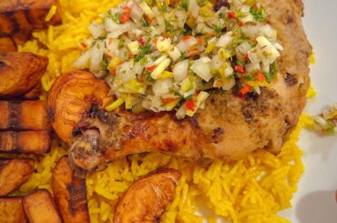 Poulet braisé, sauce chien, riz au curcuma et plantains frits.