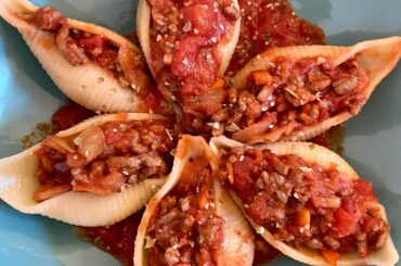Conchiglioni farcies au bœuf épicé