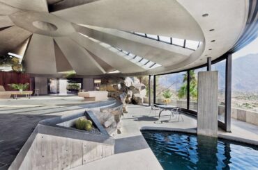 Living Room Elrod House. Palm Springs, California. Designed by American architect John Lautner. Construction completed in 1968. (1166x800).