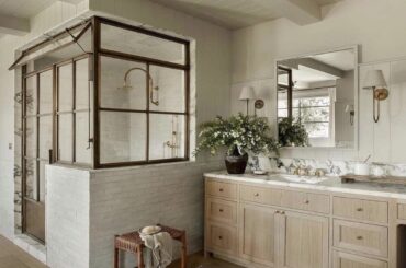 Elegant bathroom, California, USA [1170x1426]