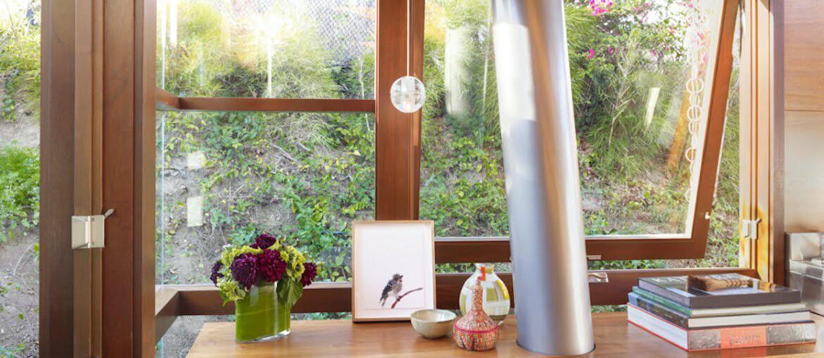 Office space from a tiny treehouse in Los Angeles [1244x1666]