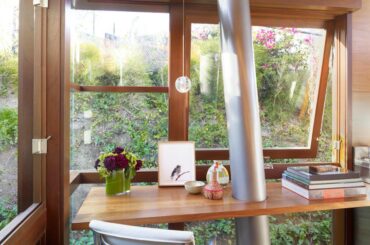 Office space from a tiny treehouse in Los Angeles [1244x1666]