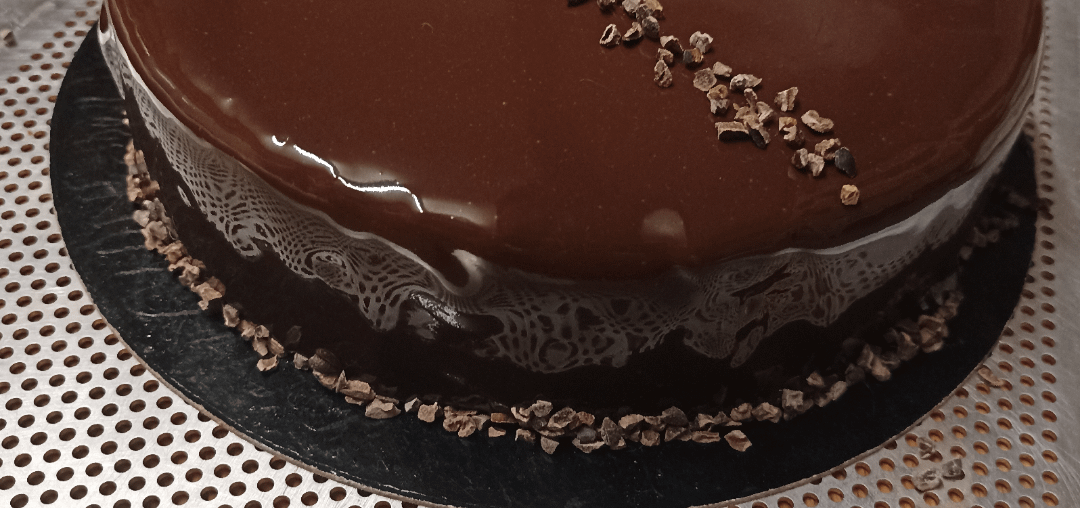 Entremet poire chocolat (Streusel croustillant cacao, biscuit joconde chocolat, insert poire et chantilly chocolat noir)
